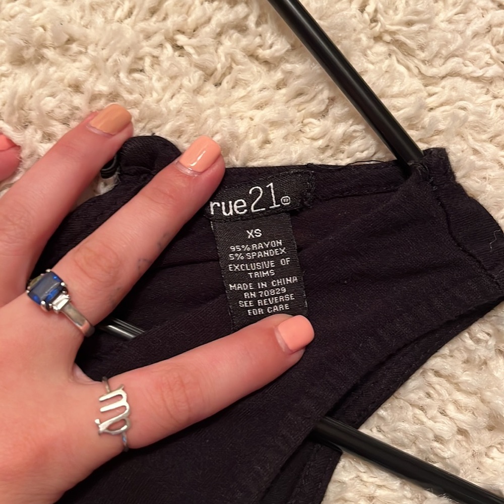 Simple black romper - Picture 3 of 3